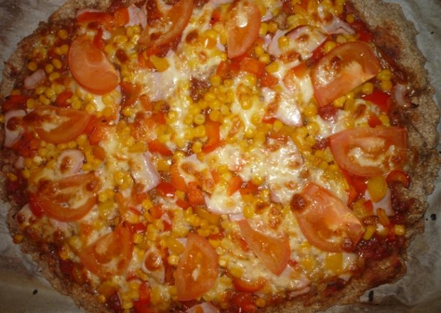 Fotografia przedstawiająca Szybka pizza na cieście razowym