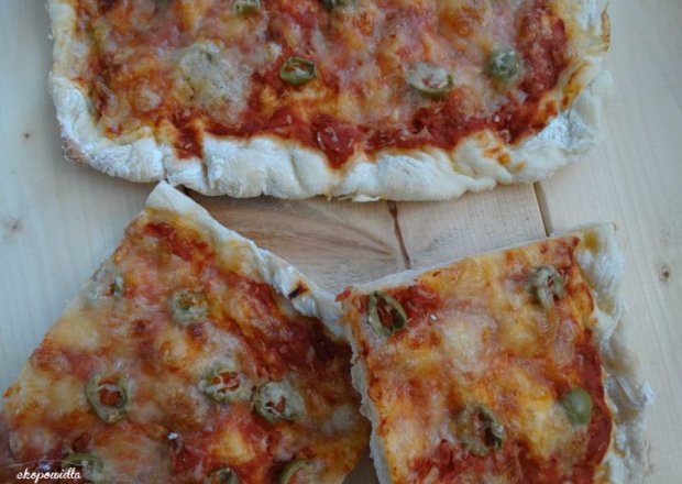 Fotografia przedstawiająca Szybka pizza z oliwkami