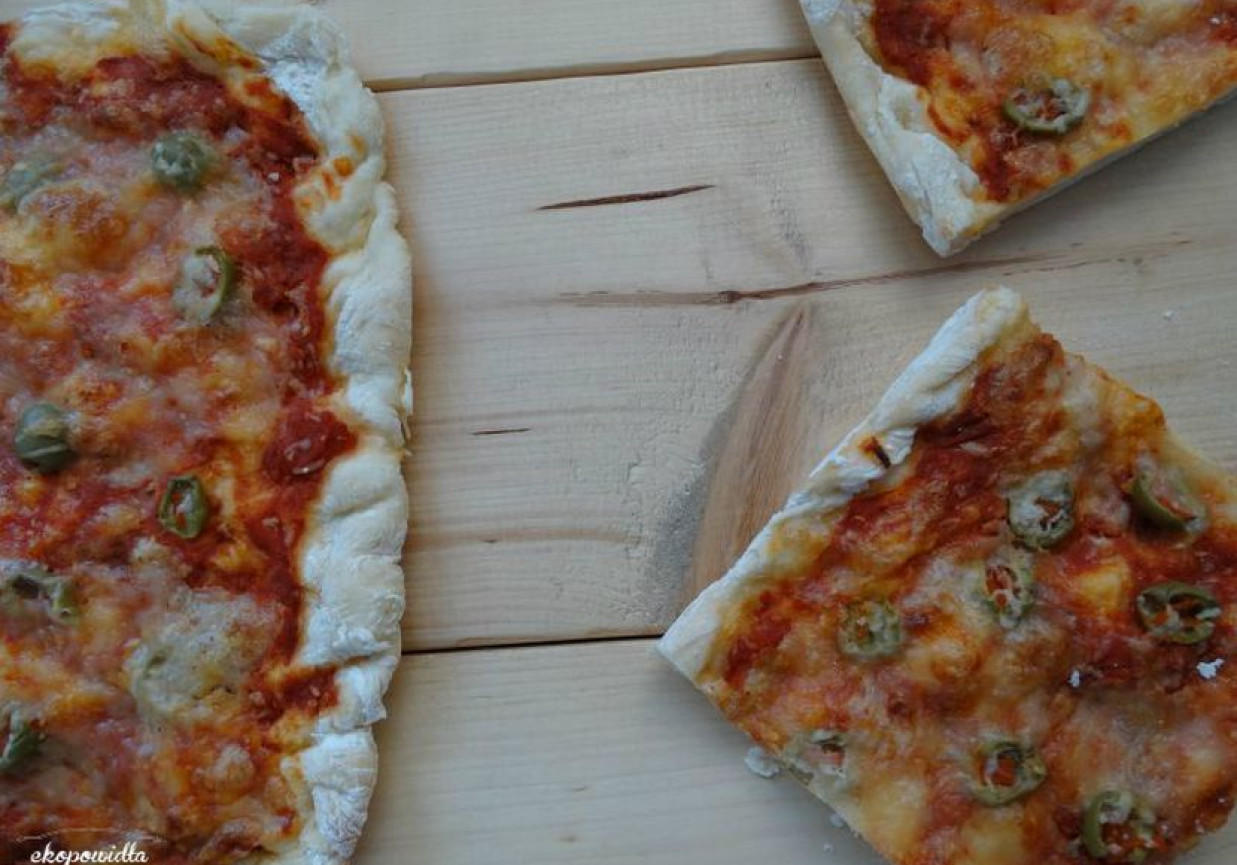 Szybka pizza z oliwkami foto