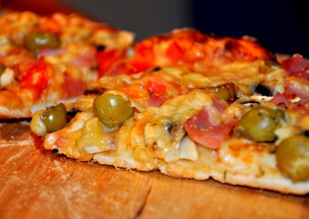 Fotografia przedstawiająca Szybka pizza z oliwkami