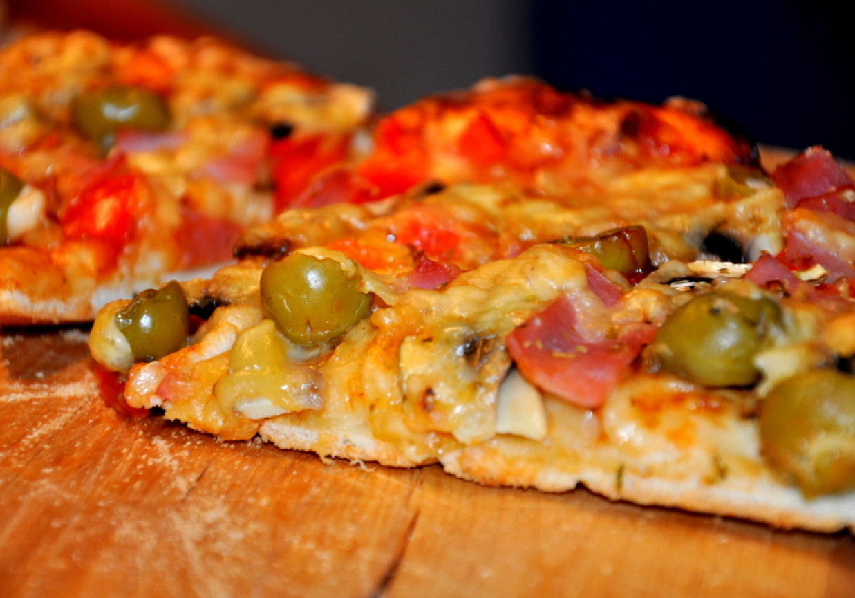 Szybka pizza z oliwkami foto