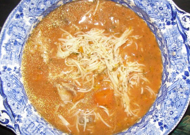 Fotografia przedstawiająca szybka pomidorowa zupa z olejem rzepakowym czosnek...