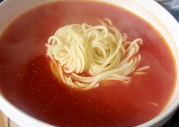 Fotografia przedstawiająca szybka pomidorowa