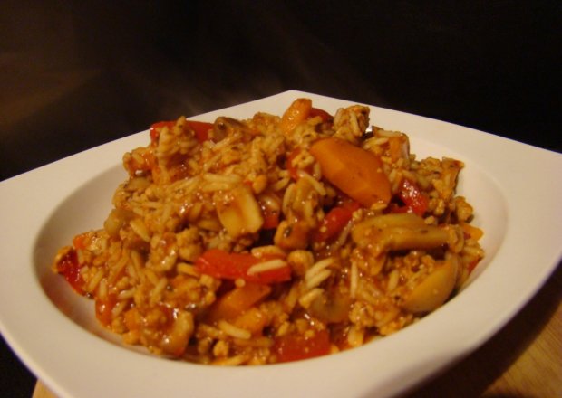 Fotografia przedstawiająca Szybka potrawka z papryką, marchewką i ryżem basmati