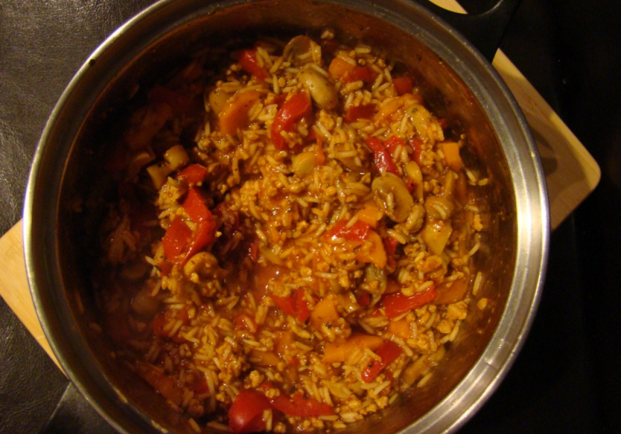 Szybka potrawka z papryką, marchewką i ryżem basmati foto