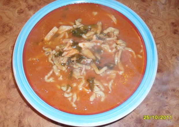 Fotografia przedstawiająca Szybka, prosta i smaczna zupa pomidorowa.