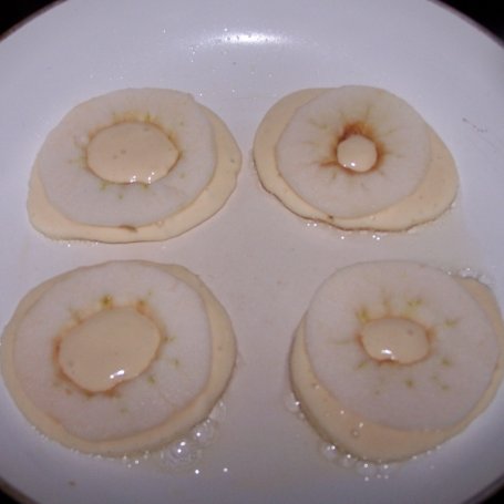 Krok 5 - Szybka przekąska, czyli placuszki na maślance z jabłkiem :) foto