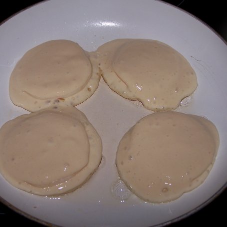 Krok 6 - Szybka przekąska, czyli placuszki na maślance z jabłkiem :) foto