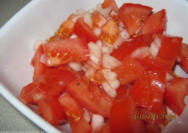 Fotografia przedstawiająca Szybka przekąska z pomidorów.