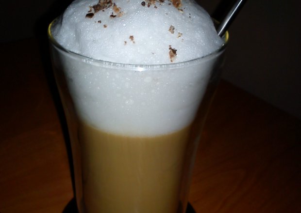 Fotografia przedstawiająca Szybka pyszna kawa z pianką