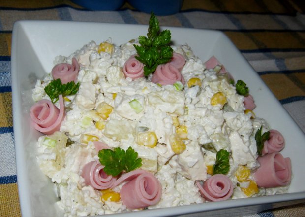 Fotografia przedstawiająca Szybka ryżowa sałatka z kurczakiem