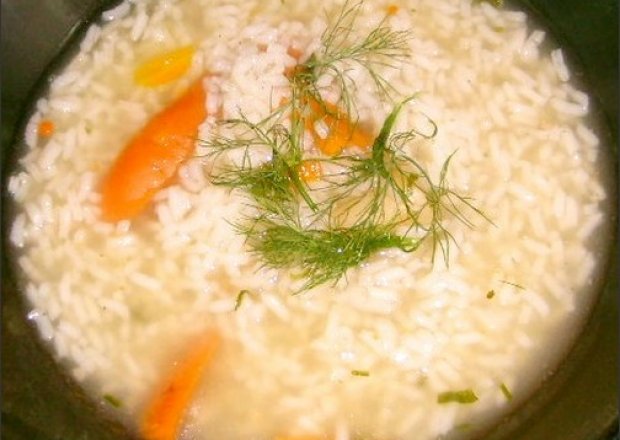Fotografia przedstawiająca szybka ryżowa zupa