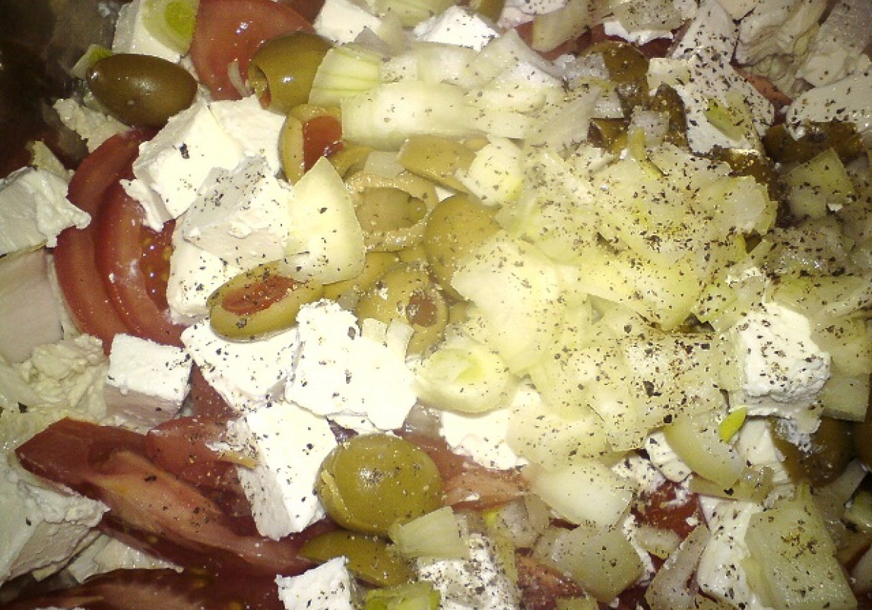 Szybka sałatka grecka z sosem czosnkowym foto