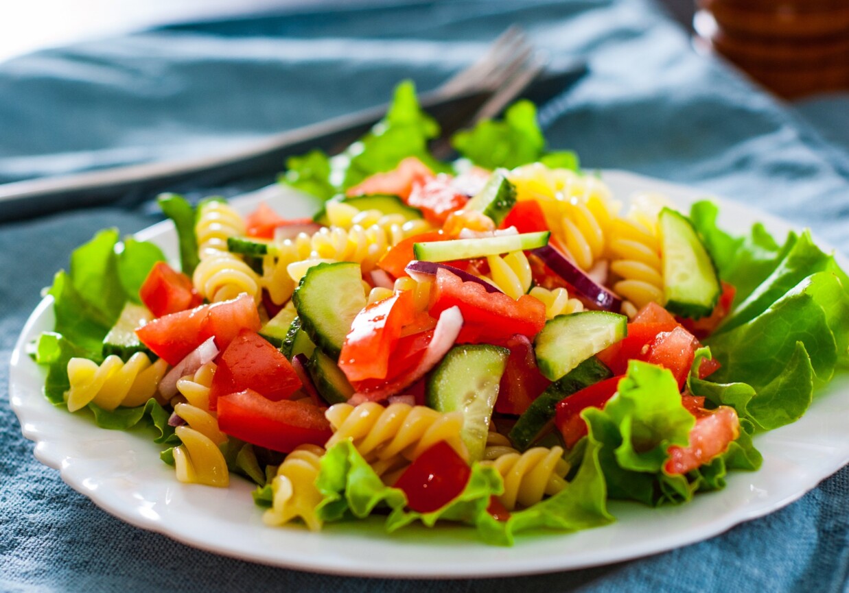 Szybka sałatka makaronowa z ogórkiem i podmidorem foto