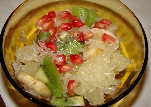 Fotografia przedstawiająca szybka sałatka owocowa