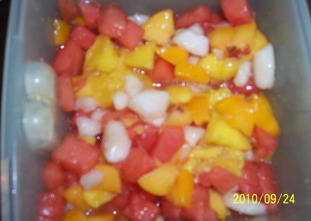 Fotografia przedstawiająca szybka sałatka owocowa