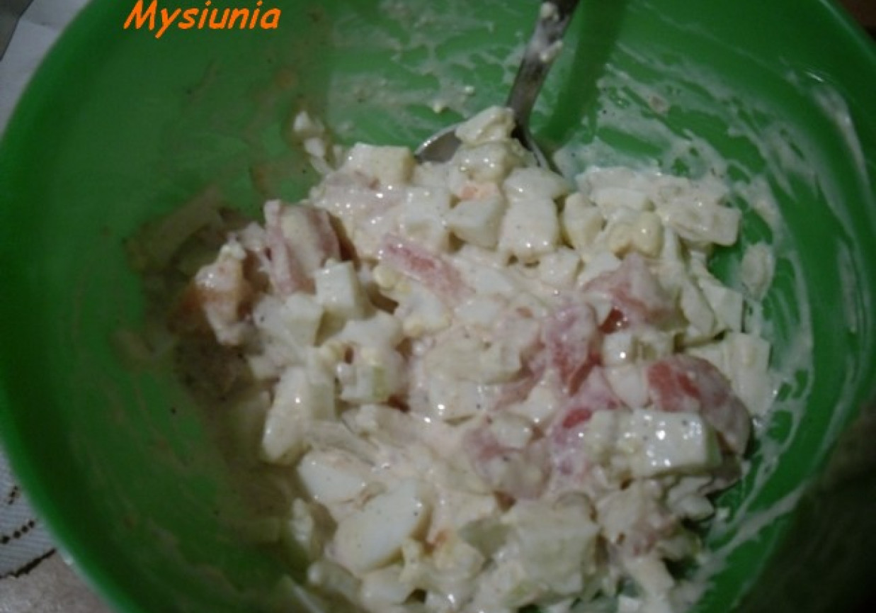 Szybka salatka pomidorowo - jajeczna foto