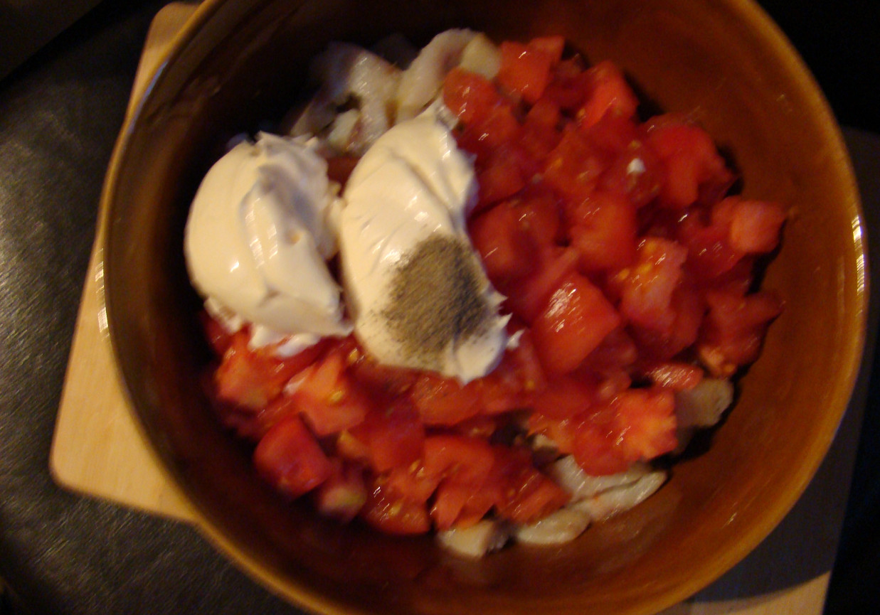 Szybka sałatka śledziowo - pomidorowa  foto