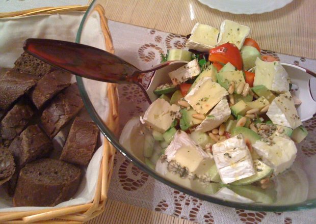 Fotografia przedstawiająca Szybka sałatka z awokado i serem pleśniowym typu camembert