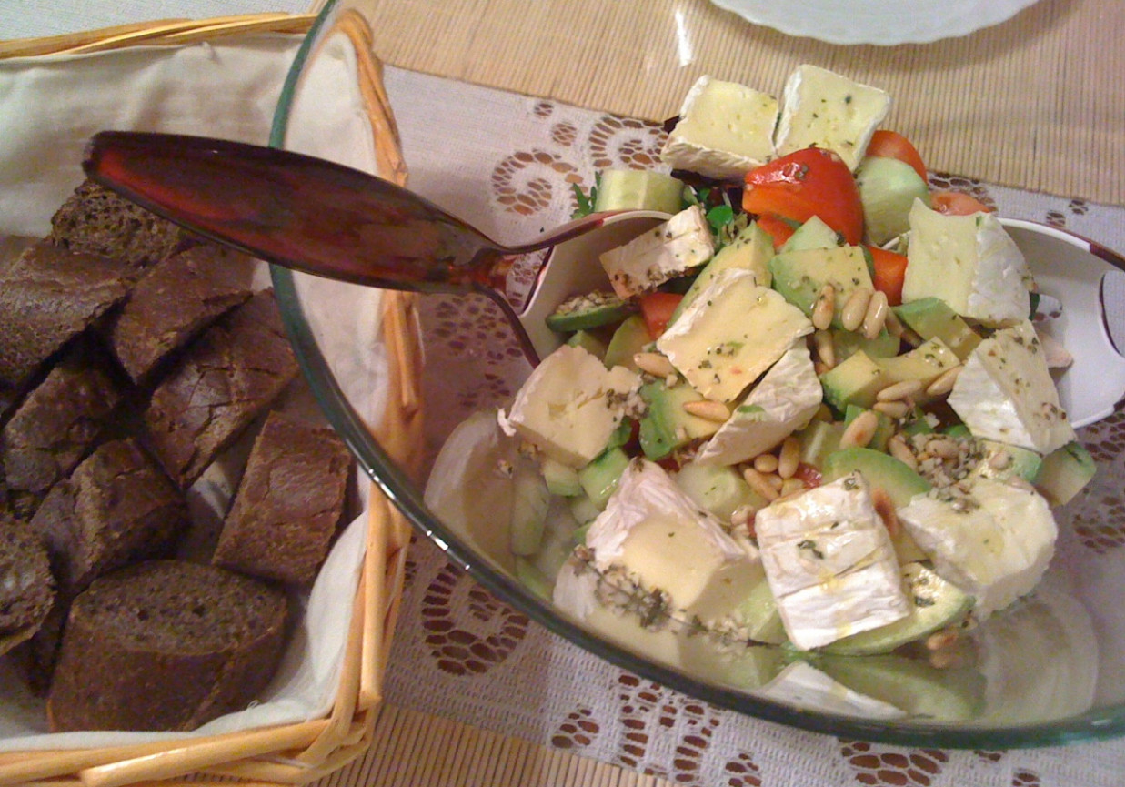 Szybka sałatka z awokado i serem pleśniowym typu camembert foto