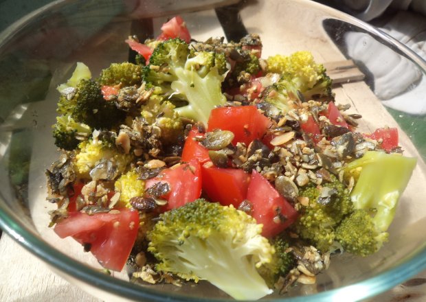 Fotografia przedstawiająca Szybka sałatka z brokułem , pomidorem i pestkami dyni :)