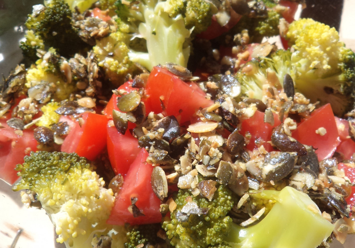 Szybka sałatka z brokułem , pomidorem i pestkami dyni :) foto