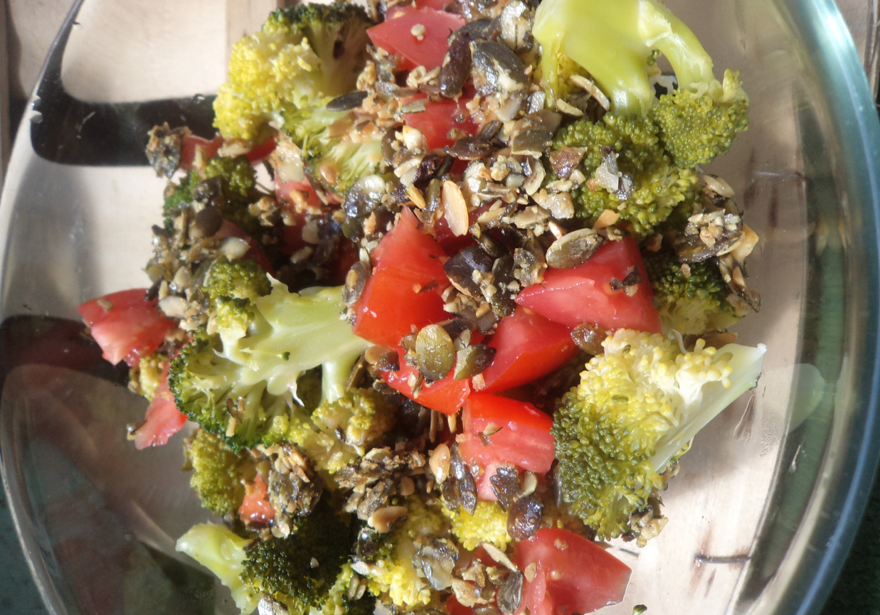 Szybka sałatka z brokułem , pomidorem i pestkami dyni :) foto