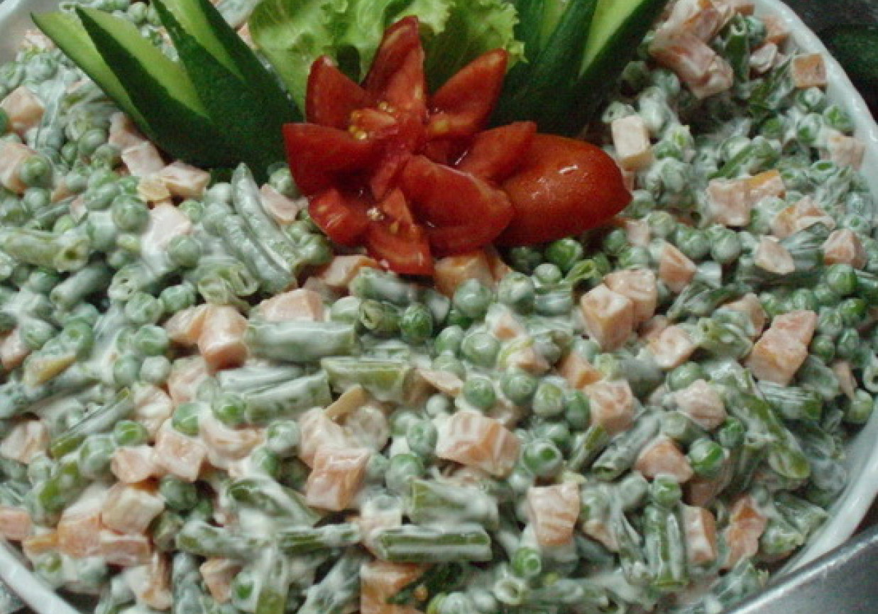 Szybka sałatka z fasolki szparagowej, groszku i marchewki foto