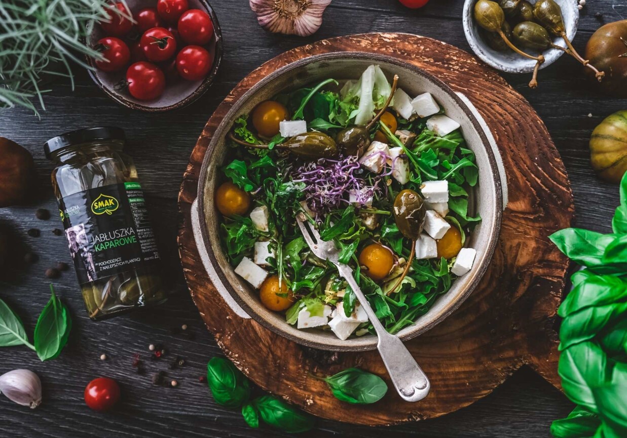 Sałatka z jabłuszkami kaparowymi i fetą foto