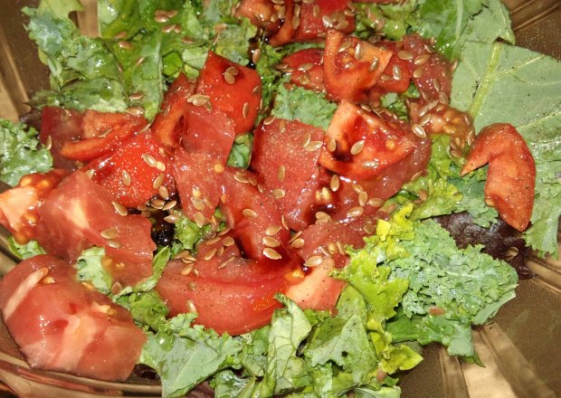 Fotografia przedstawiająca Szybka salatka z jarmużem