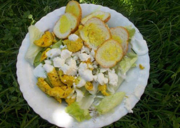 Fotografia przedstawiająca Szybka salatka z kurczaka