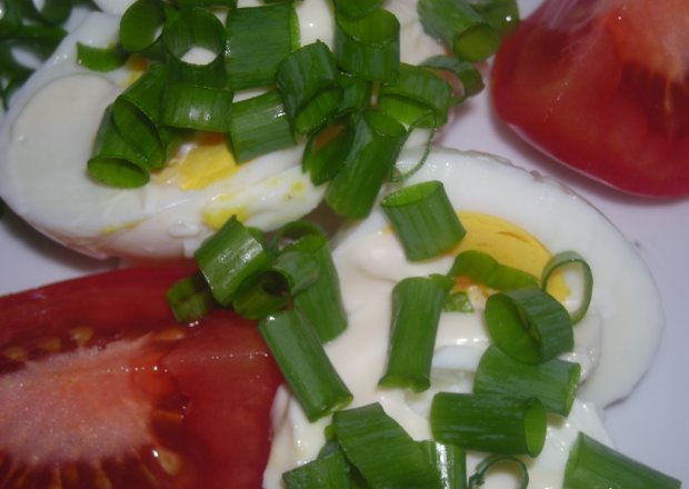 Fotografia przedstawiająca szybka sałatka z pomidorem i jajkiem