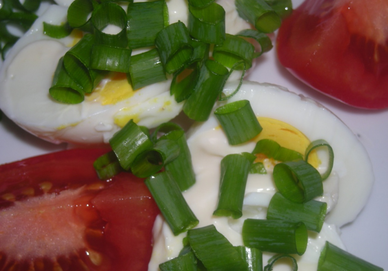 szybka sałatka z pomidorem i jajkiem foto