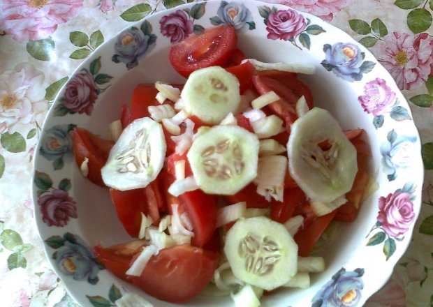 Fotografia przedstawiająca Szybka sałatka z pomidorem i ogórkiem