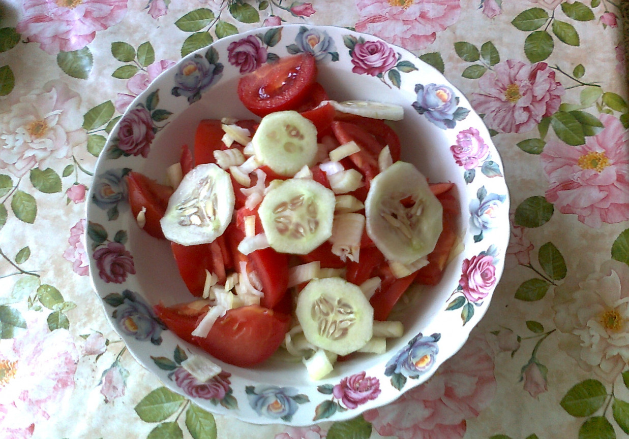 Szybka sałatka z pomidorem i ogórkiem foto