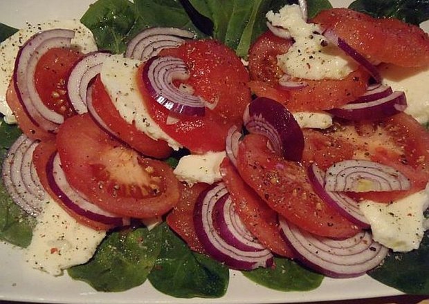 Fotografia przedstawiająca Szybka sałatka z pomidorem na szpinaku