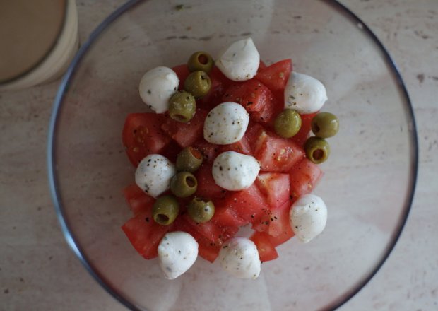Fotografia przedstawiająca Szybka sałatka z pomidorem
