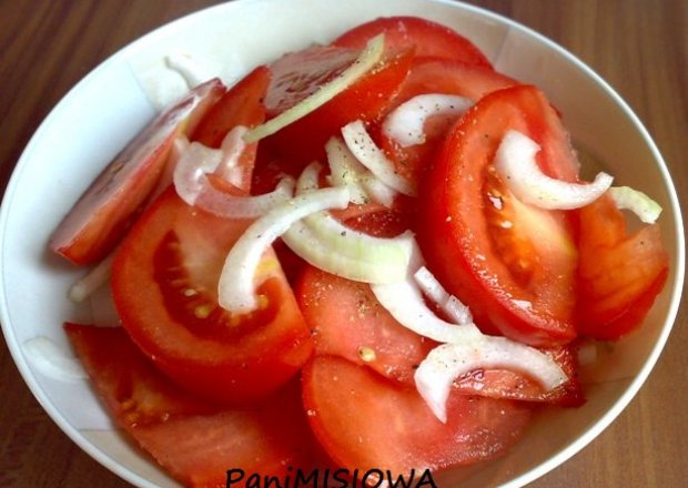 Fotografia przedstawiająca Szybka sałatka z pomidorów i cebuli