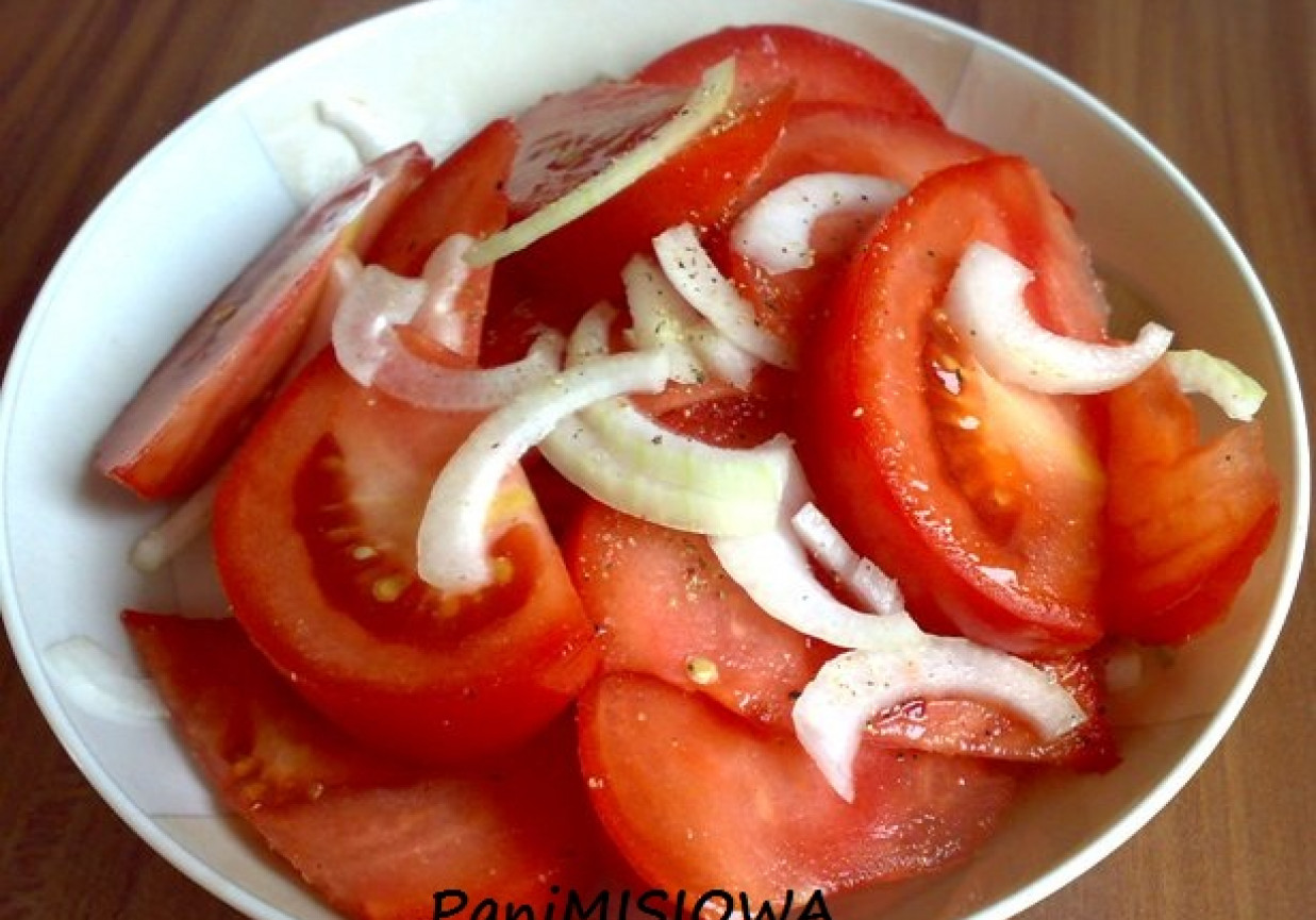 Szybka sałatka z pomidorów i cebuli foto