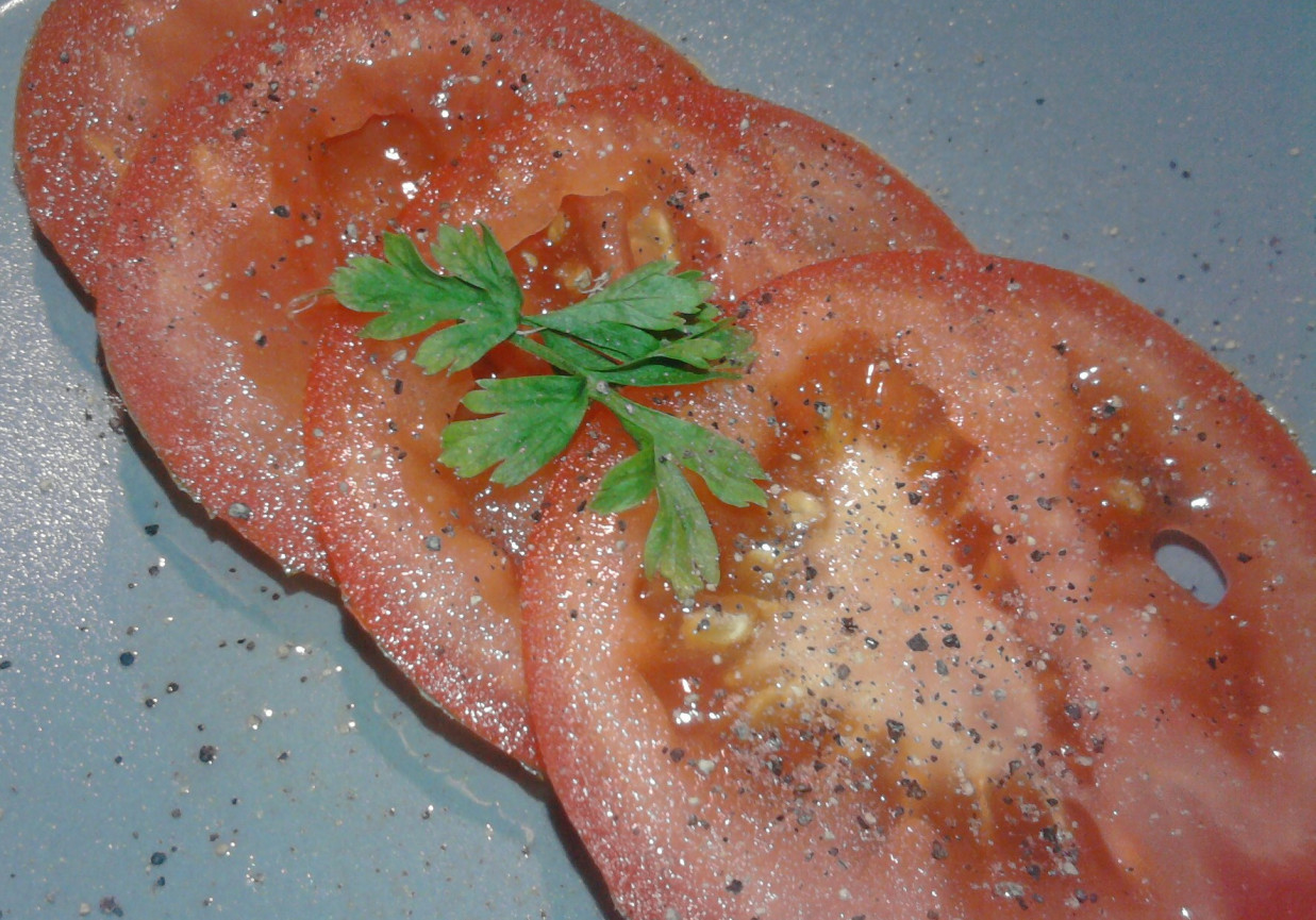 Szybka sałatka z pomidorów z czosnkiem foto