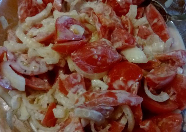 Fotografia przedstawiająca Szybka sałatka z pomidorów