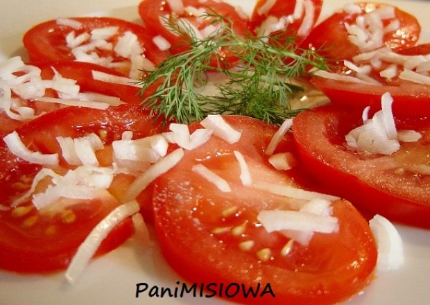 Fotografia przedstawiająca Szybka sałatka z pomidorów