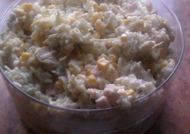 Fotografia przedstawiająca szybka sałatka z ryżem