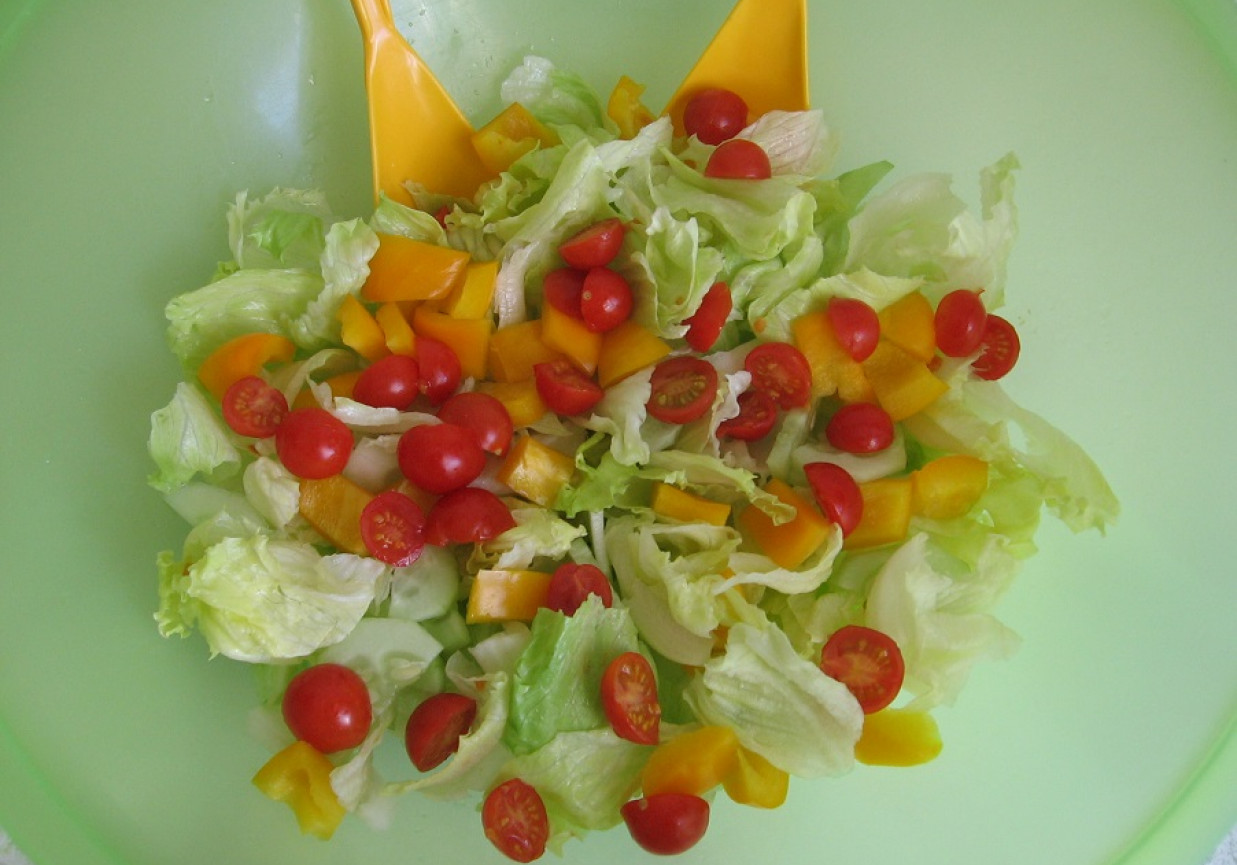 Szybka sałatka z sosem koperkowo-ziołowym foto