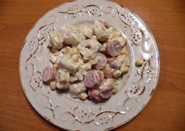 Fotografia przedstawiająca Szybka sałatka z tortellini i parówkami