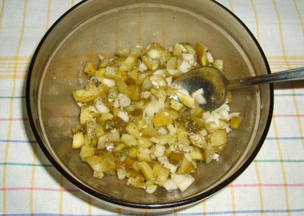 Fotografia przedstawiająca szybka sałatka:ogórki kiszone z cebulką