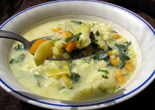 Fotografia przedstawiająca szybka, smaczna zupa warzywna na maśle i śmietanie...