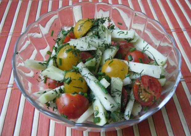Fotografia przedstawiająca Szybka surówka z kalarepy i pomidorków