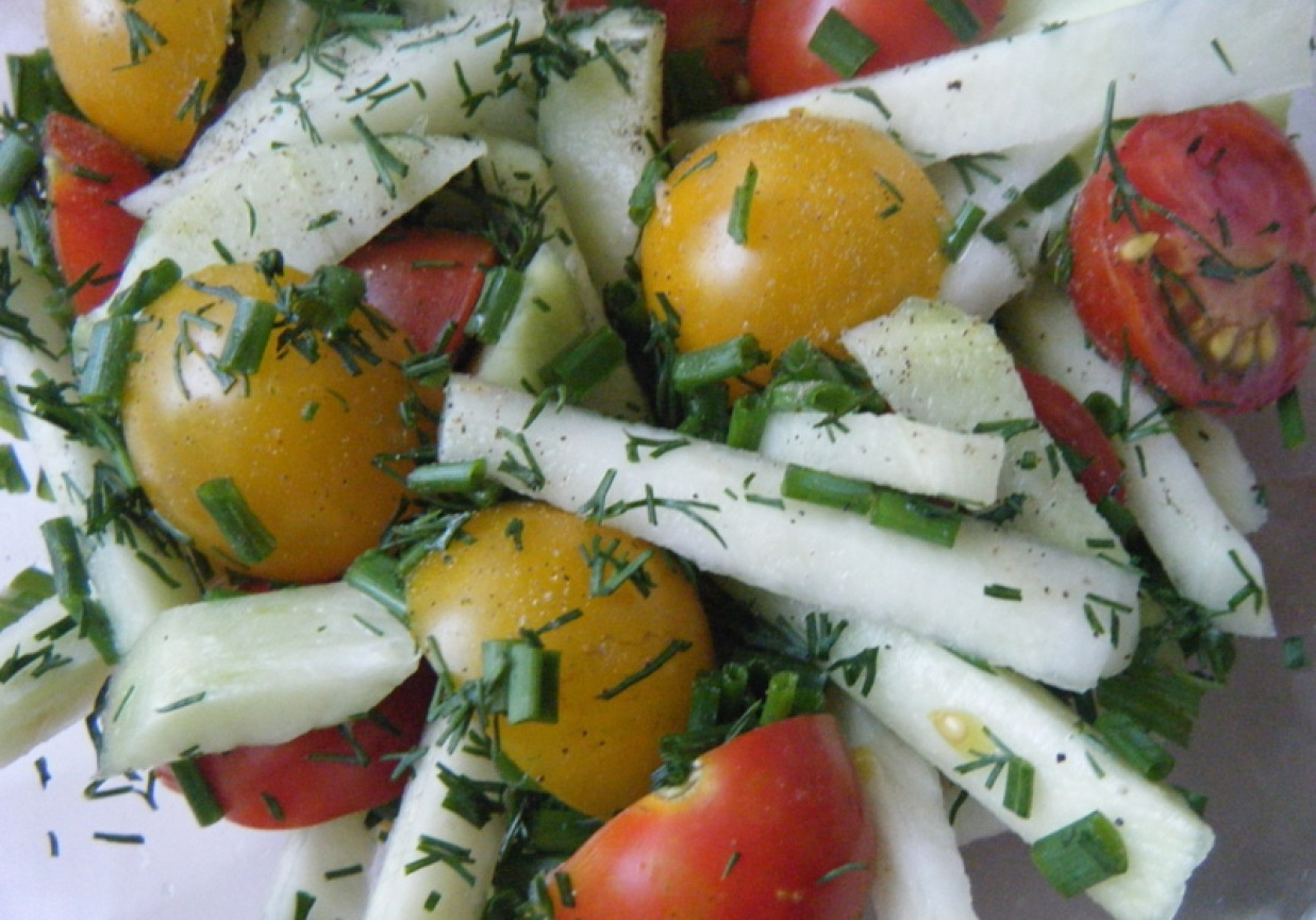 Szybka surówka z kalarepy i pomidorków foto