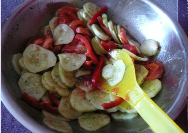 Fotografia przedstawiająca Szybka surówka ze świeżych warzyw
